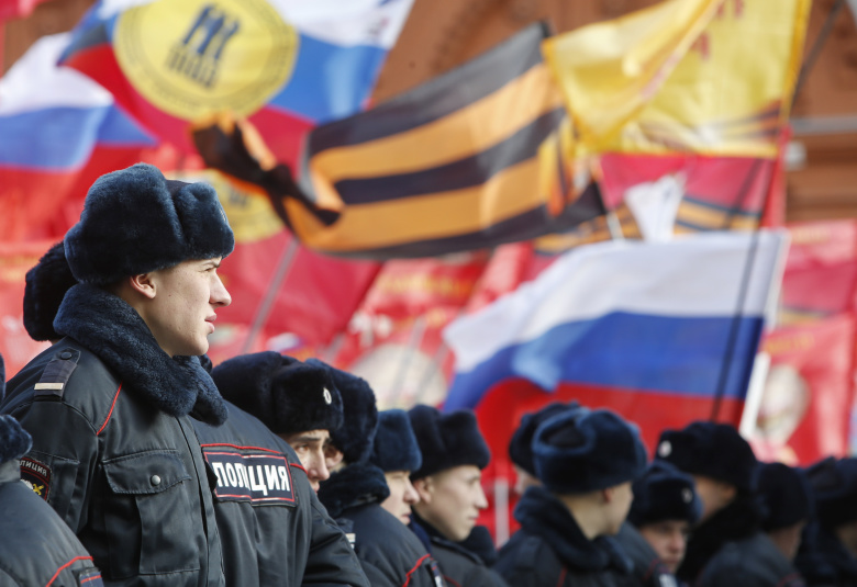 Полицейские стоят перед участниками «Антимайдана» в Москве, февраль 2015.