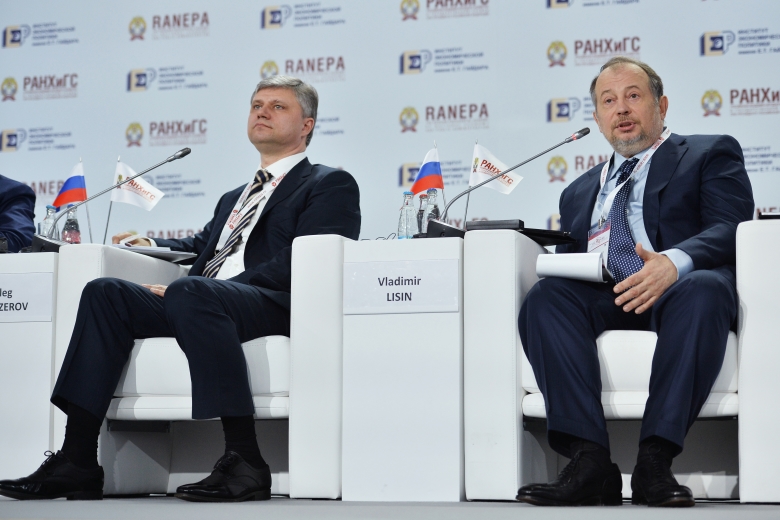 Президент РЖД Олег Белозеров (слева) и председатель Совета директоров НЛМК Владимир Лисин на Гайдаровском форуме.