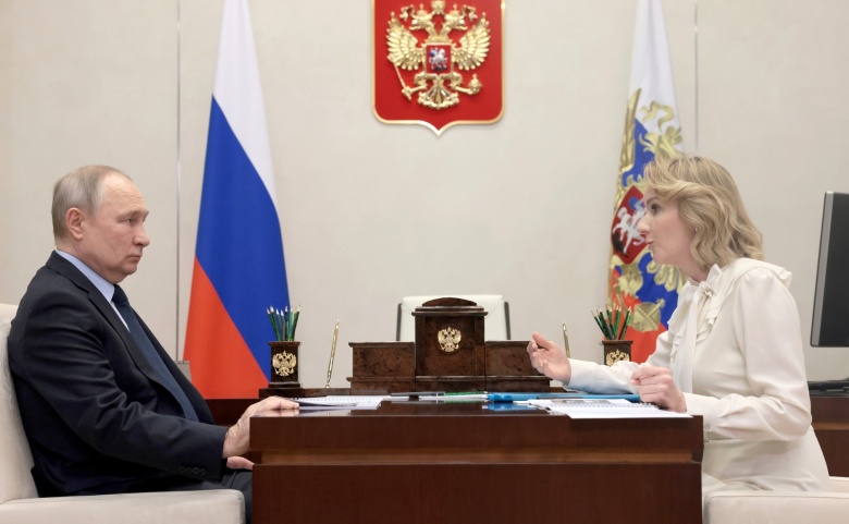 Владимир Путин с уполномоченным по правам ребёнка Марией Львовой-Беловой.