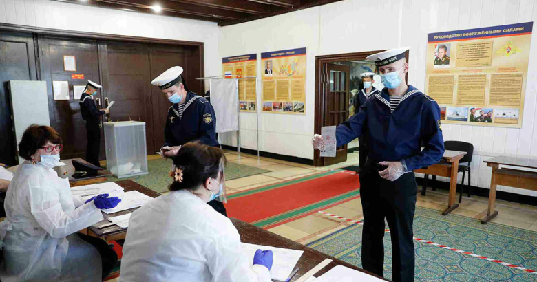 Военнослужащие Балтийского флота приняли участие в голосовании по вопросу внесения изменений в Конституцию России. Фото: mil.rf