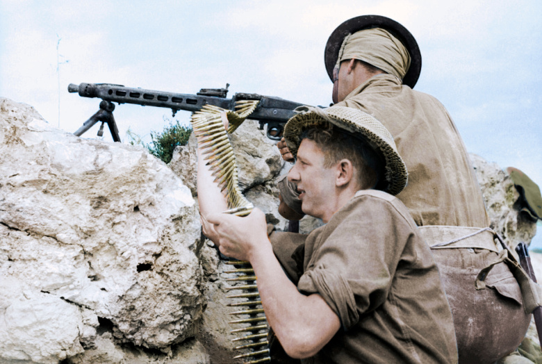 Британские солдаты с трофейным немецким пулеметом MG 42. Северная Африка, 1943
