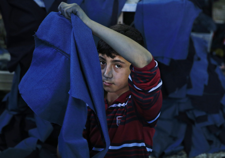 Работа детей сирийских беженцев в мастерских турецкого Газиантепа. Фото:  Lefteris Pitarakis / AP / TASS