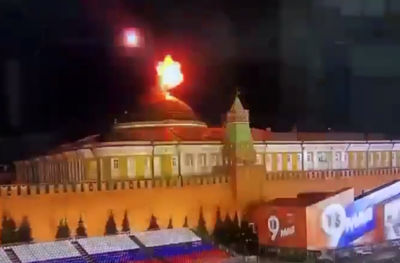 Момент взрыва над Сенатским дворцом в Кремле