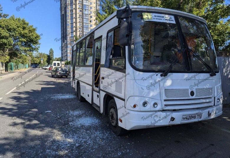 Поврежденный автобус во время атаки БПЛА в Краснодаре в ночь на 21 июня