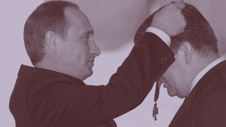 Владимир Путин награждает директора завода ЗИЛ Валерия Носова медалью «За заслуги перед Отечеством» III степени.
