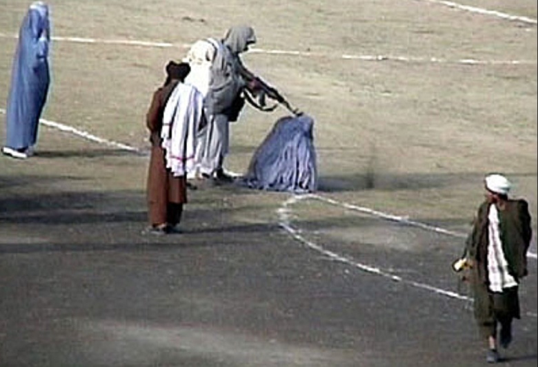 Боевики «Талибана» (организация признана террористической, ее деятельность на территории РФ запрещена) на футбольном поле публично казнят женщину, признанную виновной в убийстве супруга. Кабул, 1999 год