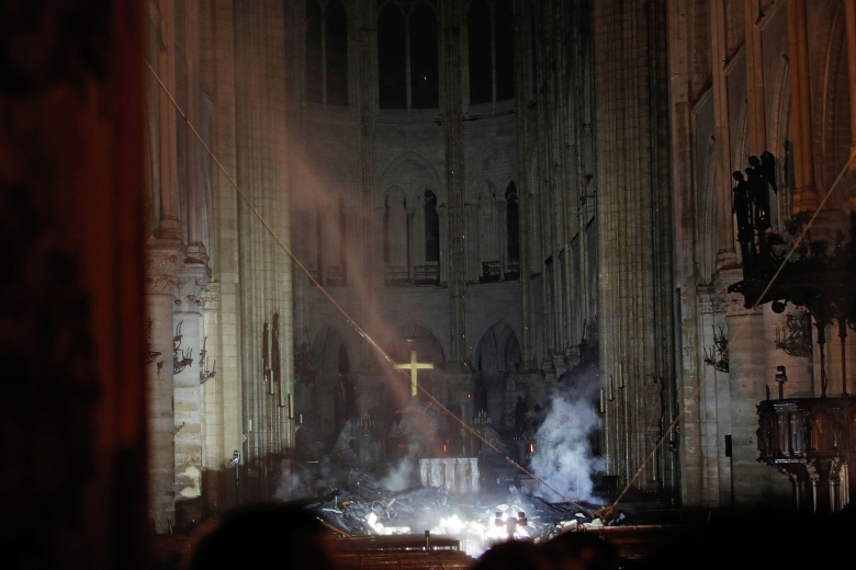 Дым перед алтарем внутри собора Парижской Богоматери, 16 апреля. Фото: Philippe Wojazer / Reuters