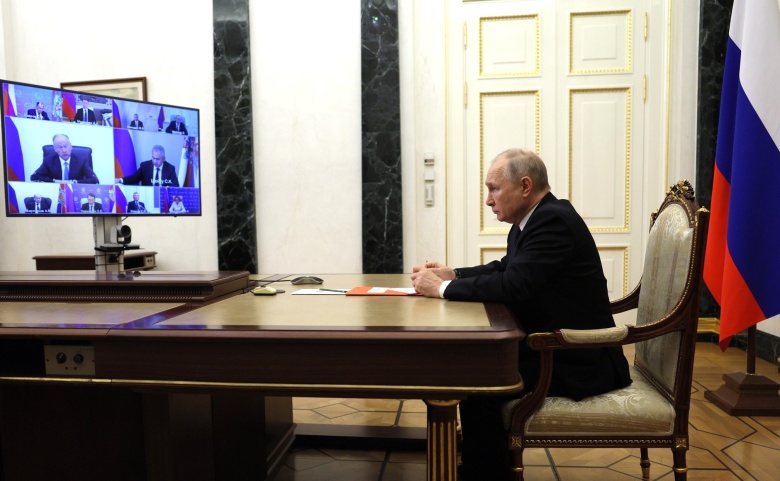 Владимир Путин на совещании с членами Совета безопасности РФ