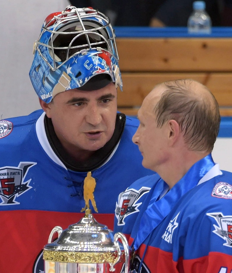 Алексей Дюмин и Владимир Путин после матча между сборной командой чемпионов Ночной хоккейной лиги и сборной Правления и почетных гостей Ночной хоккейной лиги.