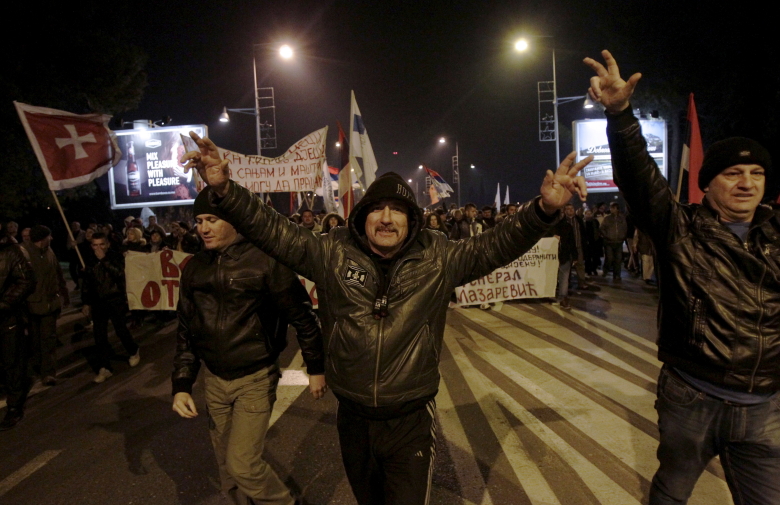 Демонстранты во время антинатовской акции протеста в Подгорице, Черногория.