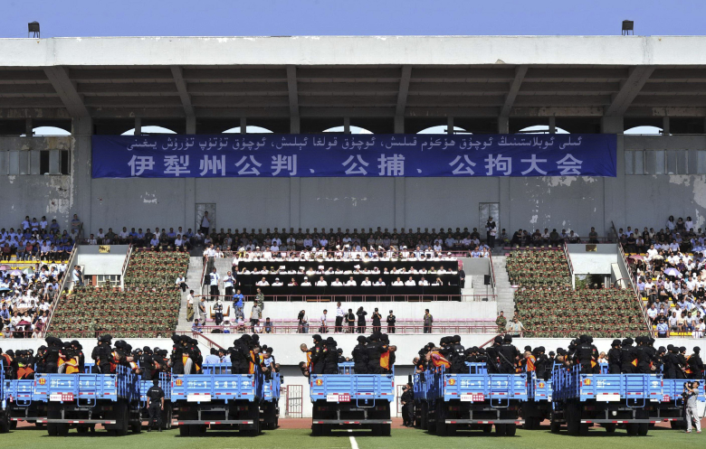 Публичный приговор 55 человек на стадионе в северной провинции Синьцзян, Китай, 2014 год. Фото: AP / TASS