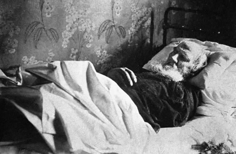 Лев Толстой на смертном одре в доме начальника станции Астапово И.М. Озолина.