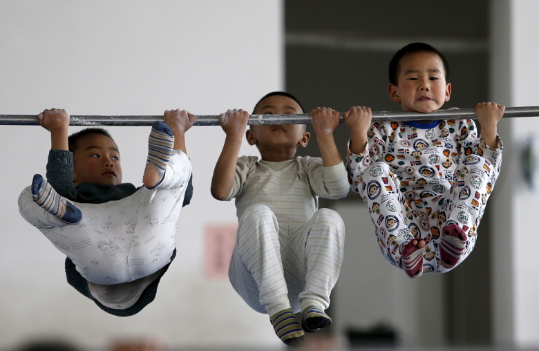 Китайские гимнасты во время тренировки