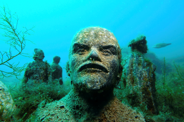 Бюст Ленина на подводной «Аллее вождей»