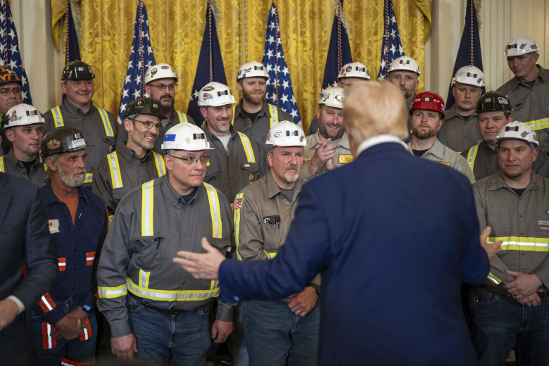 Дональд Трамп приветствует шахтеров в Белом доме, 8 апреля 2025 года
