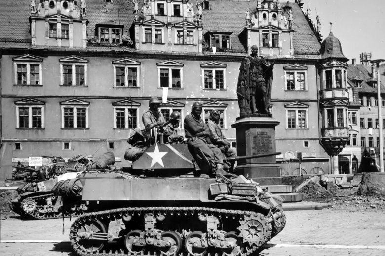 "Черные пантеры": американский легкий танк M5 Stuart с темнокожим экипажем на улицах немецкого Кобурга, 1945