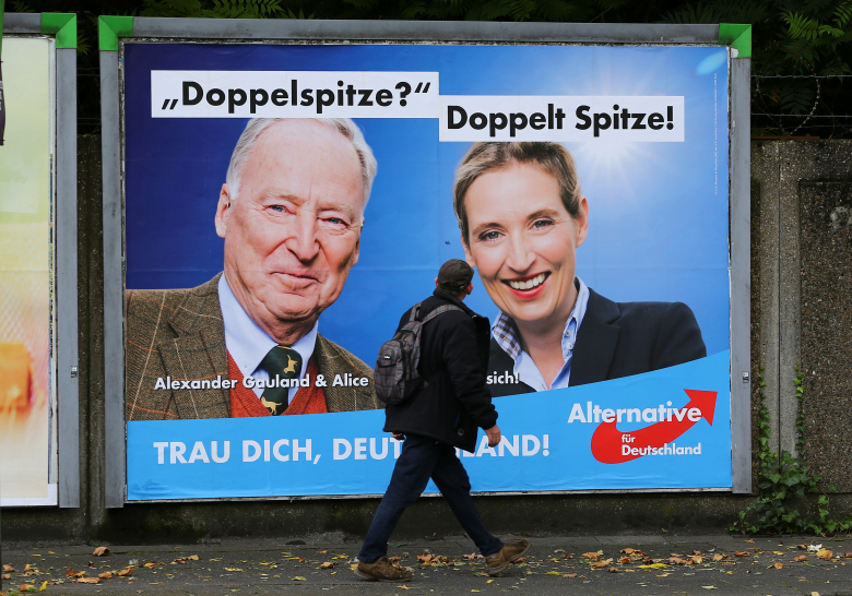 Плакат с кандидатами ультраправой партии «Альтернативы для Германии» Александером Гауланд и Алисой Вайдел в Дуйсбурге, Германия. Фото: Wolfgang Rattay / Reuters
