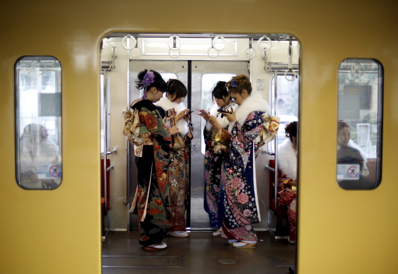 Пассажиры в Токио. Фото: Yuya Shino / Reuters