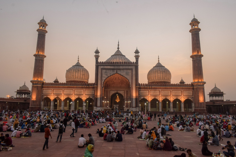 Верующие мусульмане на площади напротив мечети Джама Масджид во второй день священного месяца Рамадан. Дели, 04.04.2022. Фото:  Global Look Press/Keystone Press Agency