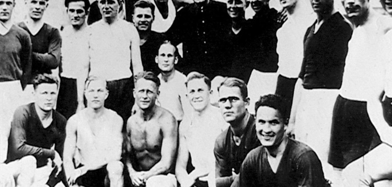 Киевские и немецкие (в белых футболках) участники «матча смерти» 9 августа 1942 г. после игры