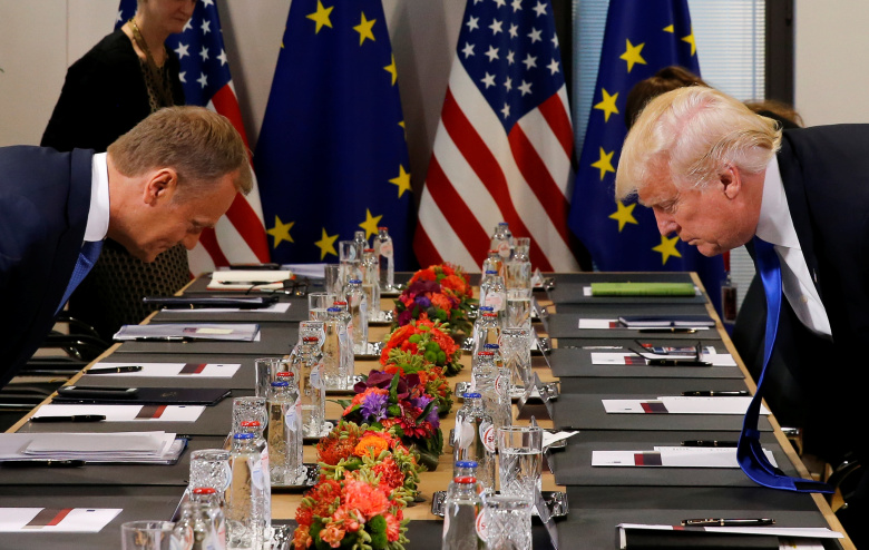 Дональд Трамп и Дональд Туск перед встречей лидеров ЕС – США в Брюсселе. Фото: Jonathan Ernst / Reuters