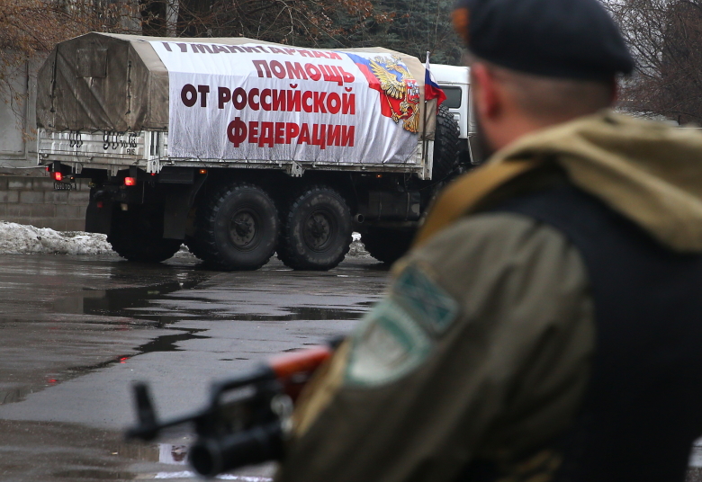 Ополченец ДНР во время разгрузки гуманитарного груза для жителей юго-востока Украины.
