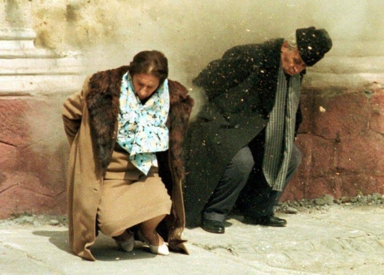 Сцена расстрела супругов Чаушеску в румынском х/ф «Нулевая точка» (1996 год). 25 декабря 1989 исполнители казни так торопились, что забыли запечатлеть расстрел на плёнку