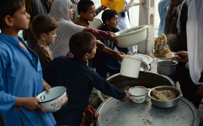 Благотворительная раздача еды на праздновании Рамадана в Джалалабаде.