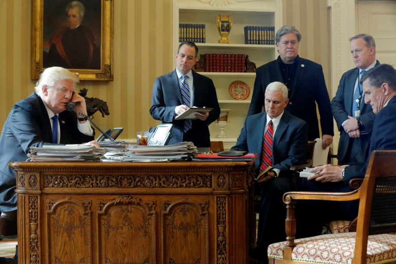 Президент США Дональд Трамп говорит по телефону с президентом России Владимиром Путиным в Овальном кабинете Белого дома в Вашингтоне. Фото: Jonathan Ernst / Reuters