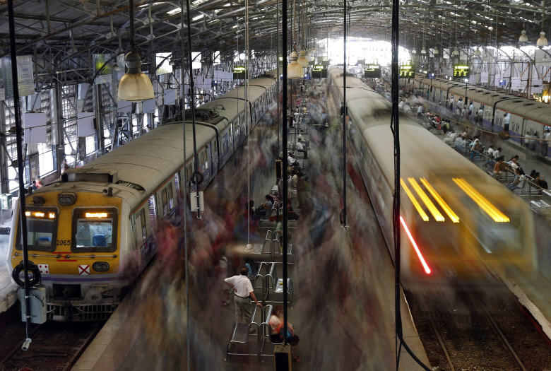 Пассажиры на вокзале в Мумбаи