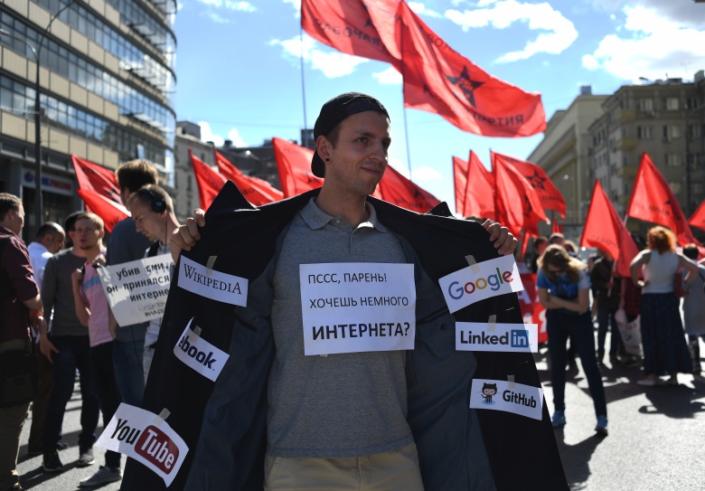 Участники марша «За свободный интернет» в Москве