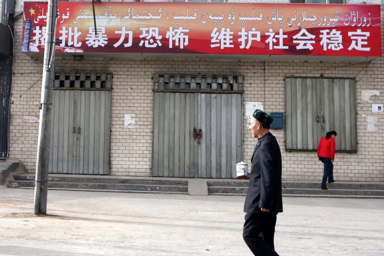 «Уничтожим насилие и терроризм, улучшим социальную стабильность»: лозунг на здании в Урумчи, административной столице Синьцзян-Уйгурского автономного района
