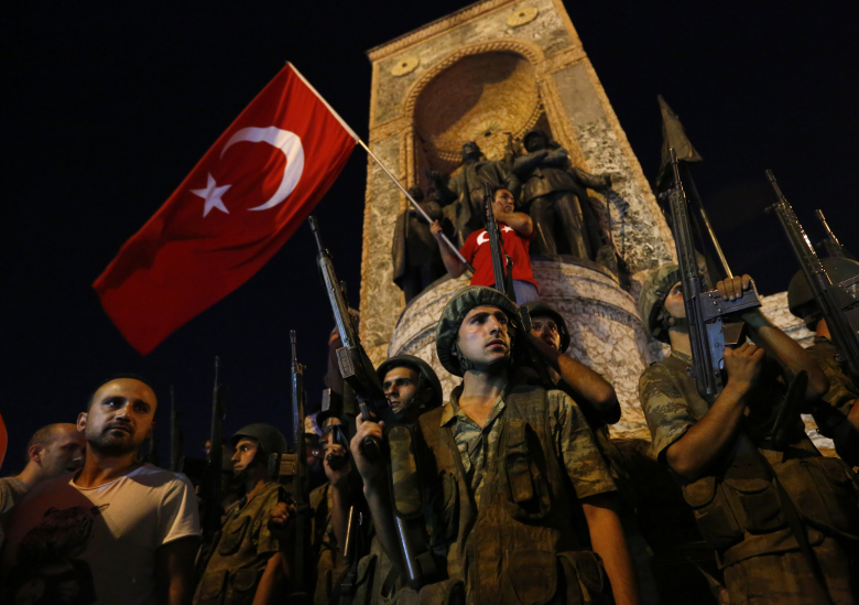 Военные на площади Таксим в Стамбуле