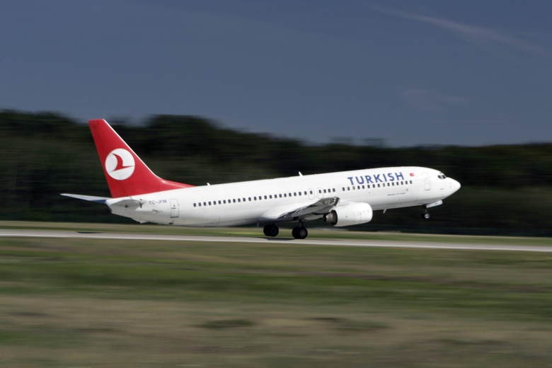 Самолет Turkish Airlines - одной из немногих иностранных авиакомпаний, которая сохранила регулярные авиарейсы из России после 24 февраля 2022 года. Фото: Global Look Press