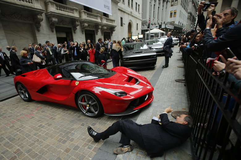 Автомобиль Ferrari, припаркованный у Нью-Йоркской фондовой биржи. Фото: Eduardo Munoz / Reuters