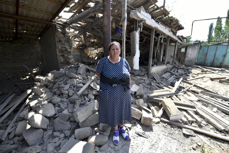 Местная жительница у своего дома, разрушенного в результате минометного обстрела со стороны Армении. Товузский район, Азербайджан. Фото: Ramil Zeynalov / AP / ТАСС
