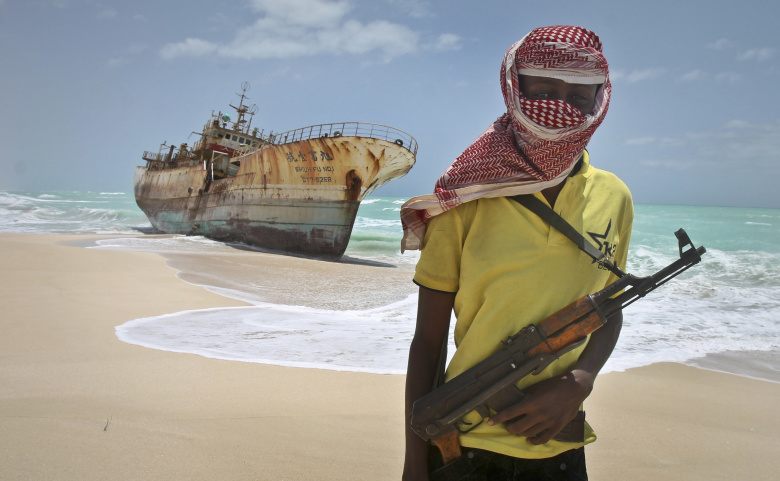 Сомалийский пират, 2012 год. Фото: Farah Abdi Warsameh / AP / TASS