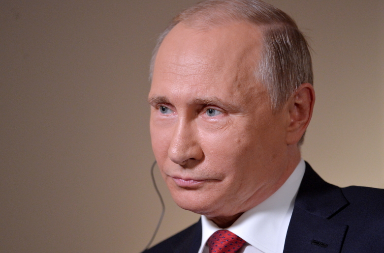 Президент России Владимир Путин во время интервью международному информационному агентству Bloomberg на острове Русский