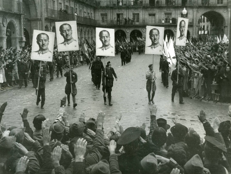 Франкисты празднуют захват северной Испании. В руках у мужчин на переднем плане портреты их главного вождя. Саламанка, октябрь 1937 года