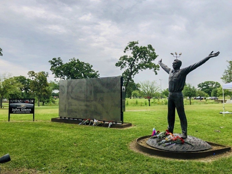 Памятник Юрию Гагарину в Хьюстоне