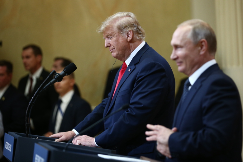 Президенты Дональд Трамп и Владимир Путин во время пресс-конференции после встречи