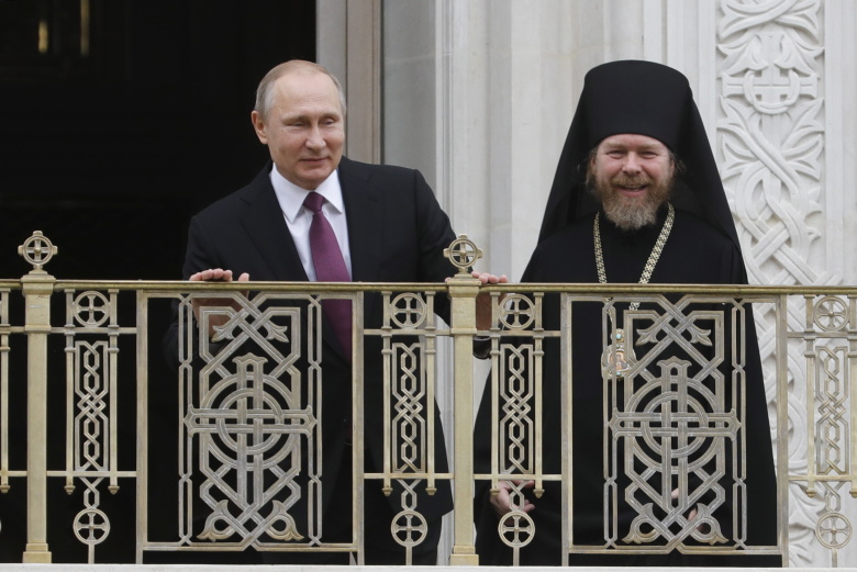 Владимир Путин и епископ егорьевский Тихон (Шевкунов) в Сретенском монастыре. Фото: Михаил Метцель / ТАСС