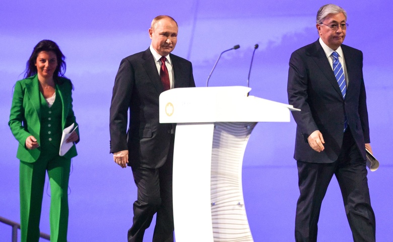 Маргарита Симоньян, Владимир Путин и Касым-Жомарт Токаев на панельной дискуссии ПМЭФ-2025