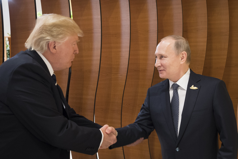 Июль 2017 года. Президент США Дональд Трамп жмет руку президенту России Владимиру Путину в кулуарах саммита G20 в Гамбурге. Фото: Steffen Kugler/ dpa/ Global Look Press