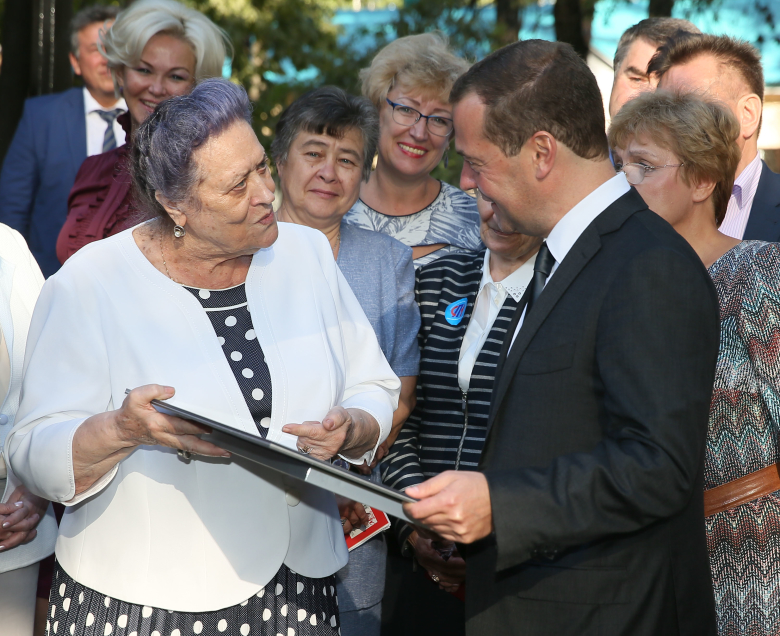 Дмитрий Медведев во время встречи с пенсионерами в Липецке, 2016 год. Фото: Екатерина Штукина / РИА Новости