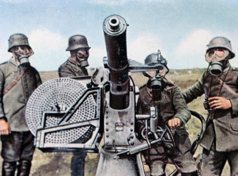 Немецкие солдаты у зенитного пулемета во время Первой мировой войны (германский пропагандистский снимок)