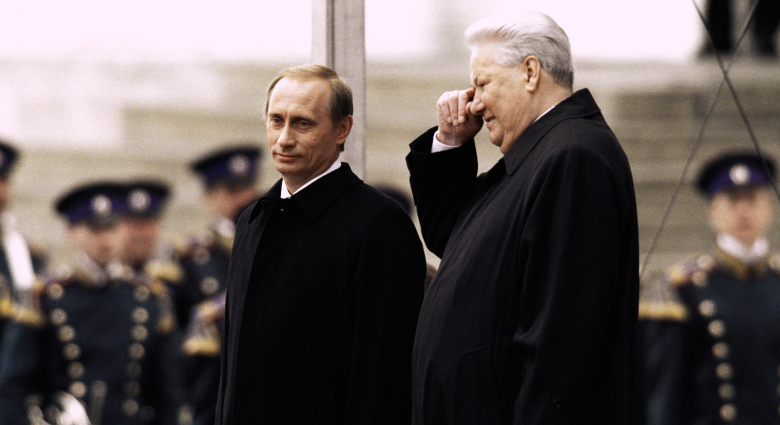 Президент РФ Владимир Путин и первый Президент РФ Борис Ельцин стоят на Красном крыльце в день инаугурации В. Путина.
