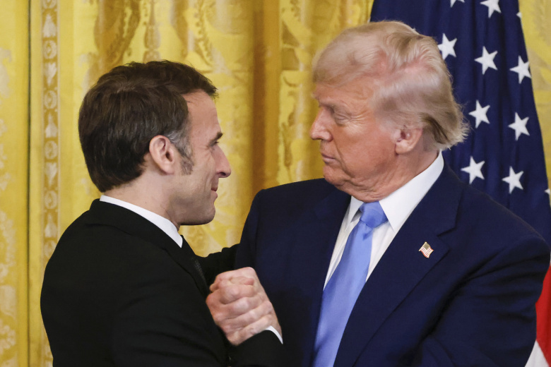 Вашингтон, Белый дом, 24 февраля 2025 года. Дональд Трамп пожимает руку Эмманюэлю Макрону во время совместной пресс-конференции