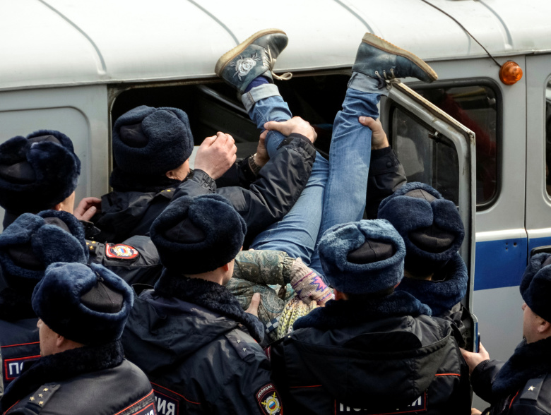 Во Владивостоке тоже митинг и тоже задержания. И тоже не самые вежливые.