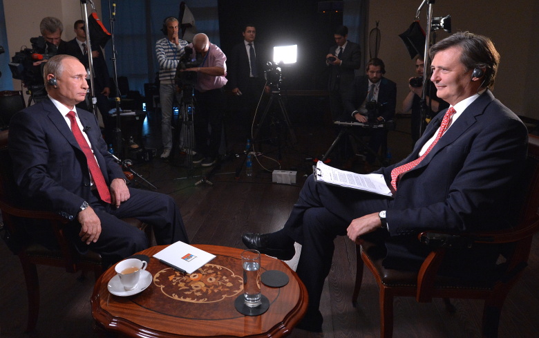 Президент России Владимир Путин во время интервью международному информационному агентству Bloomberg на острове Русский с главным редактором Bloomberg Джоном Миклетвейтом, 2 сентября 2016 год